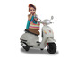 Dievčatko na bielej Vespa skútri.