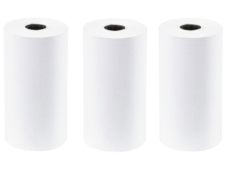 Tri rolky bieleho termopapiera do tlačiarne.