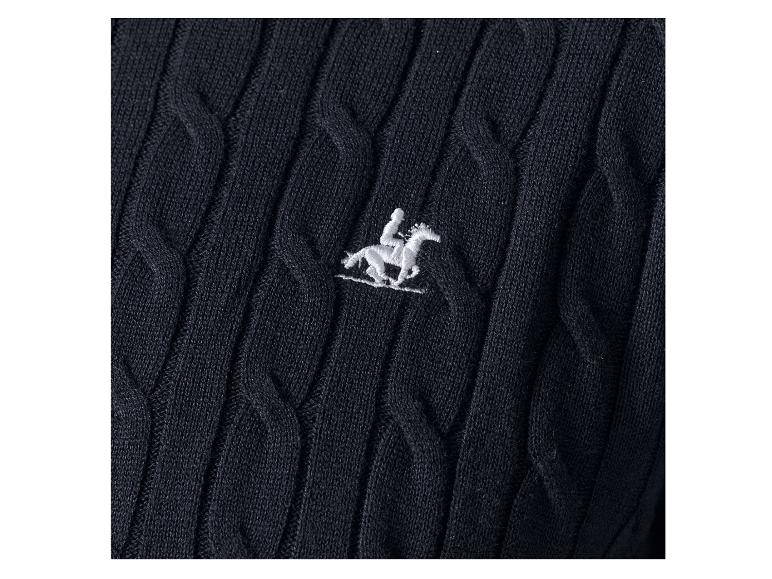 Tmavomodrý pletený sveter s malým bielym vyšívaným logom.