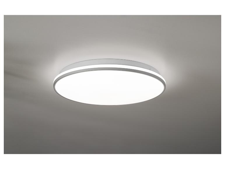 Okrúhla stropná lampa s bielym povrchom.