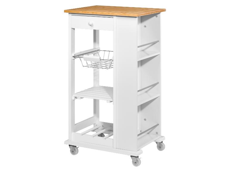 Biely kuchynský vozík s bambusovou doskou.