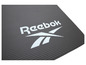 Čierna Reebok cvičebná podložka s reliéfom.