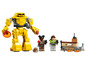 LEGO sada s ​​žltým robotom, minifigúrkami a budovou.