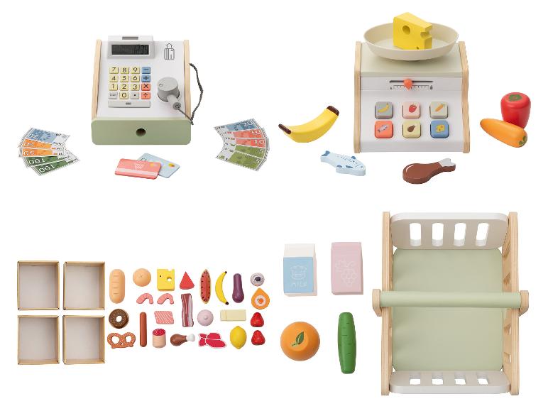 Drevená súprava hračkárskeho supermarketu s pokladňou, váhou, nákupným vozíkom a rôznymi potravinami.
