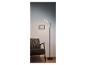 Moderná LED stojacia lampa pri kresle.