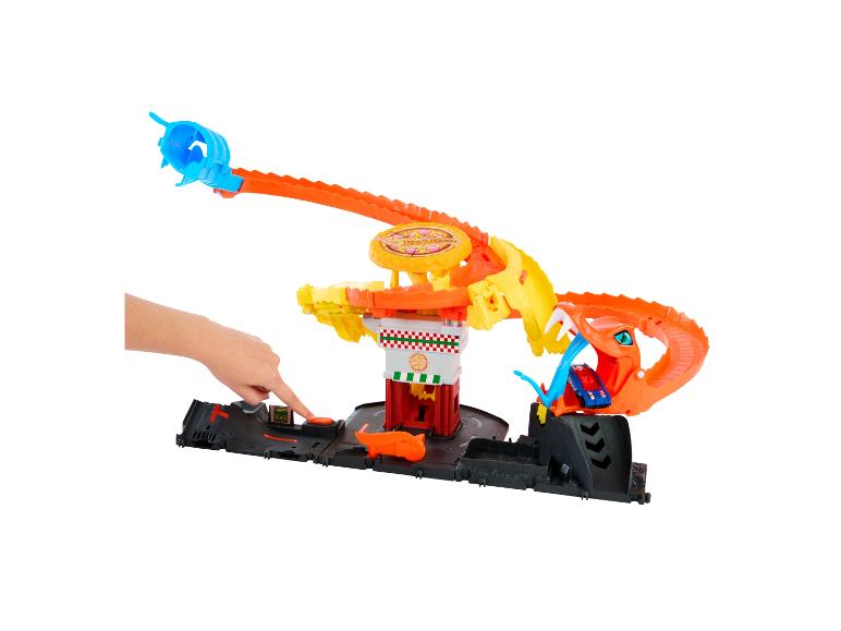 Hot Wheels City pizza dráha s rukou stláčajúcou tlačidlo.