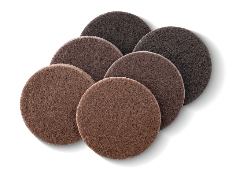 Okrúhle brúsne podložky v rôznych odtieňoch hnedej.
