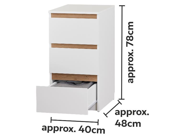 Biela komoda s tromi zásuvkami a drevenými detailmi, cca 78 cm vysoká, 40 cm široká a 48 cm hlboká.