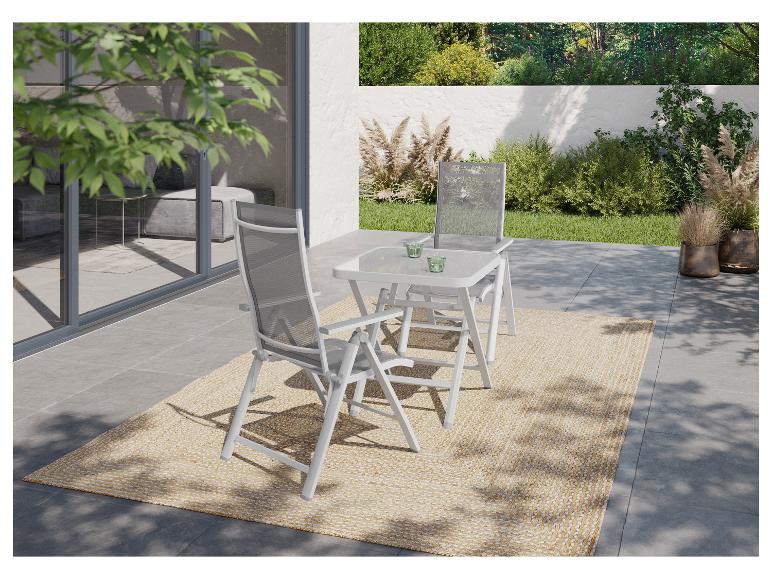 Vonkajší jedálenský set s dvoma skladacími stoličkami a stolom na terase s kobercom.