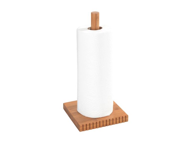 Bambusový držiak na papierové utierky s rolkou papierových utierok.