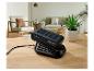 Čierna nabíjačka batérií s batériou 24V 4.0Ah v obývacej izbe.