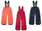 Tri páry lyžiarskych nohavíc pre deti v rôznych farbách.