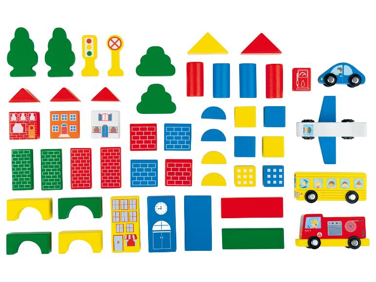 Drevené kocky s autami, autobusom a lietadlom, ideálne na hranie s budovaním mesta.
