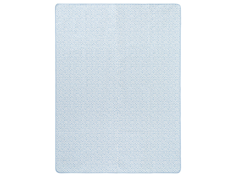 Modrá deka s bielymi bodkami.