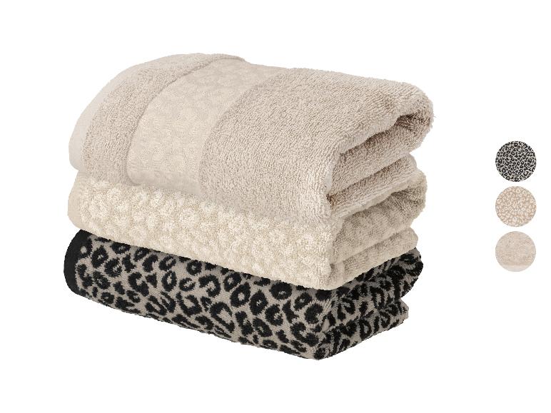 Naskladané uteráky s leopardím vzorom v béžovej a čiernej farbe
