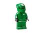 LEGO minifigúrka zeleného pretekára s prilbou a logom Aston Martin.