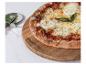 Pizza s mozzarellou na drevenom podnose Russell Hobbs.
