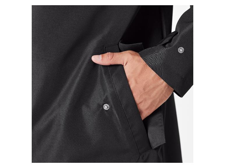 Detailný záber na čiernu bundu s vreckom a gombíkom.