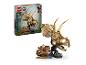 Súprava LEGO Jurassic World s lebkou Triceratopsa a minifigúrkou.