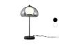 Stolná lampa s dymovým skleneným tienidlom a čiernou základňou, s farebnými možnosťami.