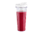 Mixovací pohár s červeným smoothie a bielym viečkom.