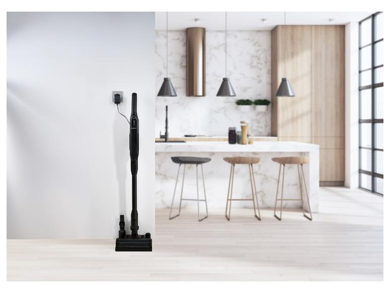 Bezdrôtový vysávač SilverCrest sa nabíja v modernej kuchyni.