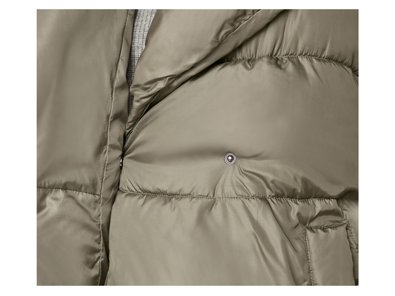 Detail zelenej prešívanej bundy.