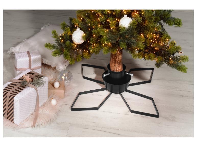 Umelý vianočný stromček so svetlami, ozdobami a darčekmi.