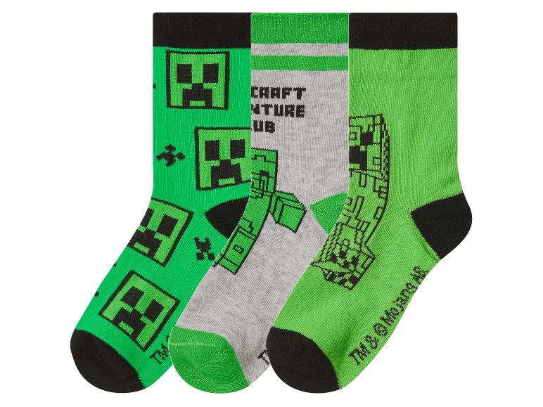 Tri páry ponožiek s motívmi pixelových postavičiek, v zelenej a sivej farbe.