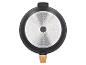 Čierna panvica s drevenou rukoväťou, pohľad zdola, s kovovým dnom a bodkovaným vzorom.