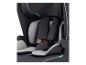 Detská autosedačka v čiernej a sivej farbe s bezpečnostnými pásmi.