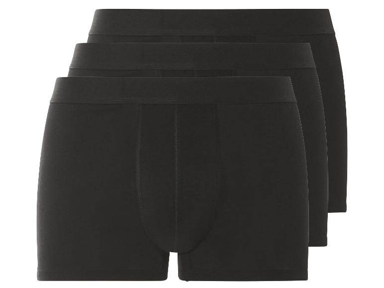 Tri čierne boxerky.