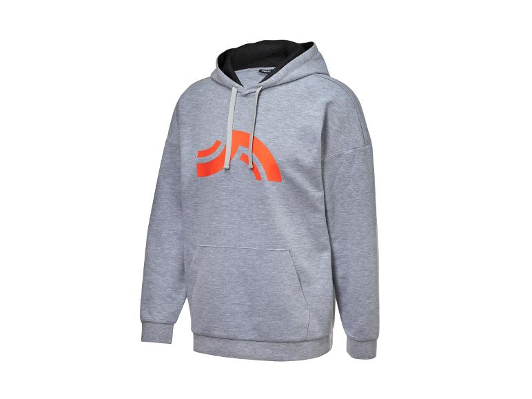 Sivá mikina s kapucňou a oranžovým logom.