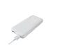 Biela powerbanka s pripojeným USB káblom a indikátormi nabitia.
