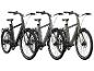 Tri čierne elektrické bicykle s rôznymi farebnými detailmi.