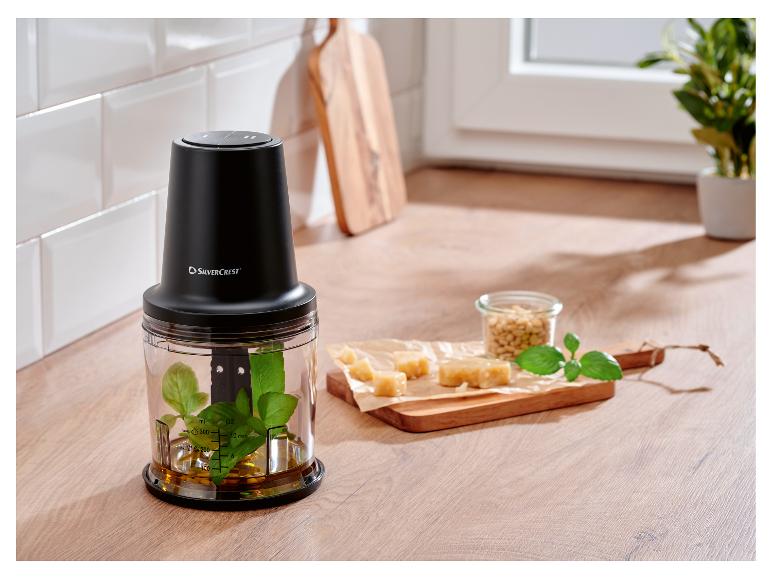 Čierny drvič Silvercrest s bazalkou a olejom, vedľa syr a píniové oriešky.