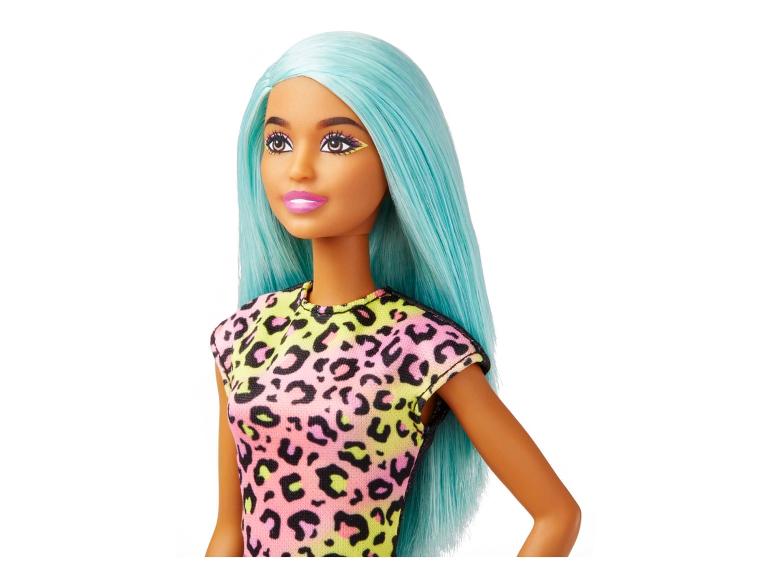 Barbie bábika v ružovom tričku so zvieracím vzorom.