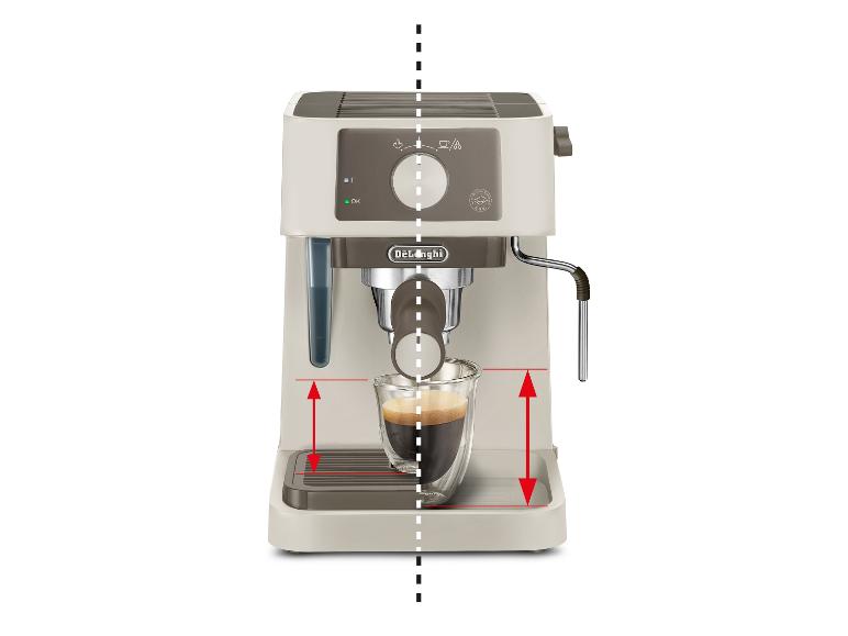 Espresso kávovar so šálkou kávy a nastaviteľnou táckou.