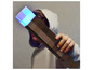 Dieťa drží Minecraft lampu v tvare pochodne.