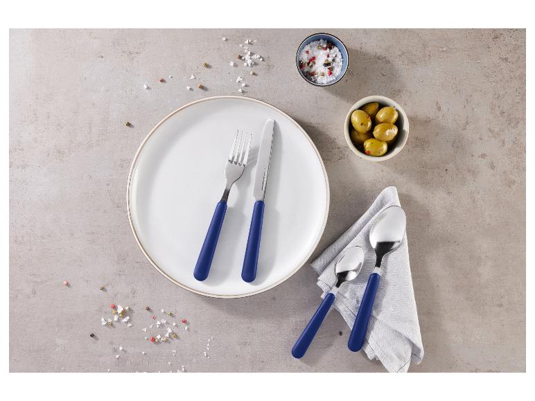 Zostava príborov Zwilling s modrými rukoväťami, tanier a olivy.