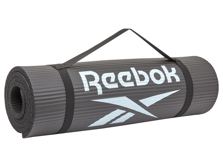 Zrolovaná čierna Reebok jogamat s popruhom na prenášanie.