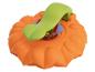 Oranžová hračka s zelenou hojdačkou.