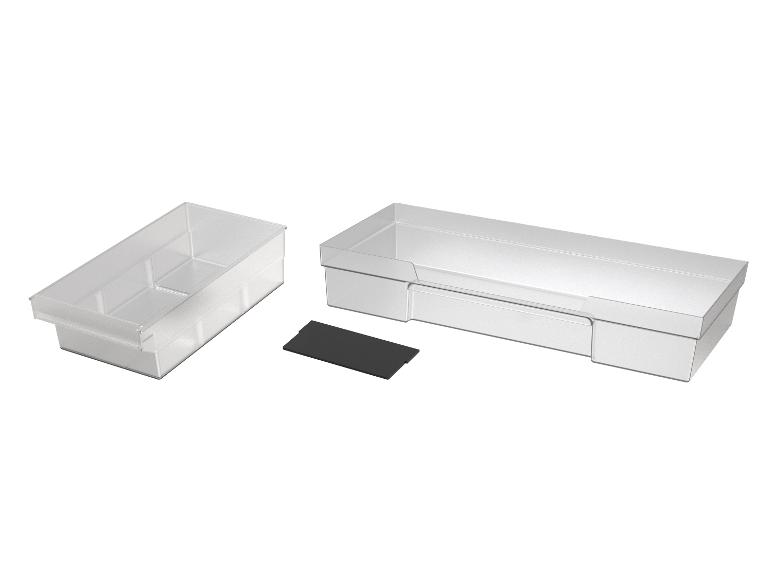 Dve priehľadné plastové nádoby do chladničky a čierny držiak.