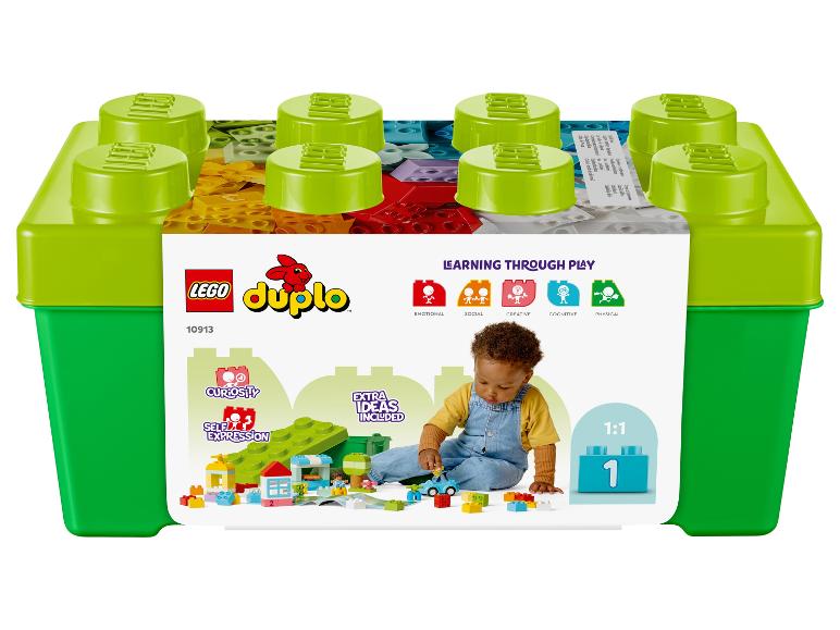 Úložný box LEGO Duplo s farebnými kockami a hrajúcim sa dieťaťom.