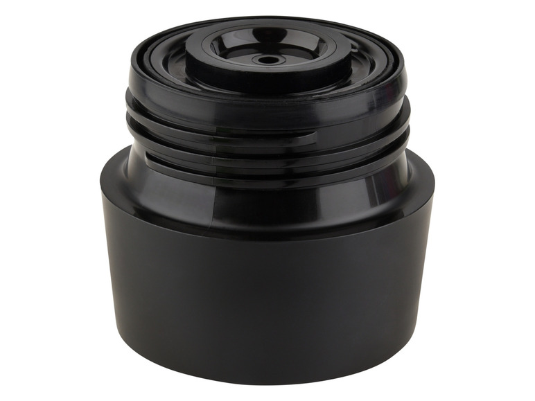 Čierny uzáver na termosku s výtokom na pitie.