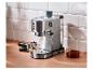Espresso kávovar SilverCrest s portafiltrom, tamperom a mletou kávou na drevenej doske.