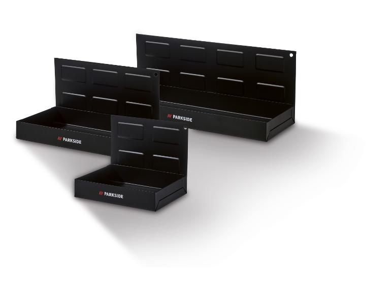 Tri čierne kovové nástenné police Parkside s reliéfnymi detailmi.