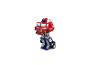Červená a modrá transformujúca sa hračka Optimus Prime na bielom pozadí.