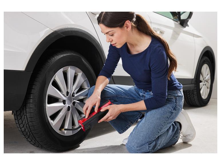 Žena používa pumpu Ultimate na auto.