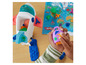 Dieťa si hrá s lietadlom a kuframi Play-Doh.